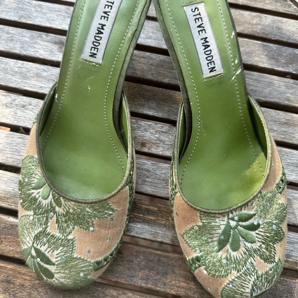 Size 6 Steve Madden olive green embroidered cloth 2.5in heeled pumps